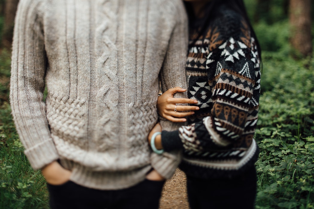 인스 타 그램을위한 가을 사진 아이디어-스웨터 한 쌍
