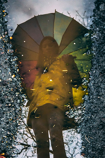 인스 타 그램에 대한 가을 사진 아이디어-우산이있는 웅덩이에서 반사