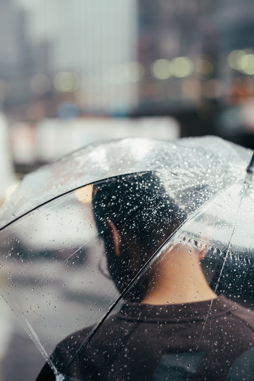 인스 타 그램을위한 가을 사진 아이디어-빗속의 우산
