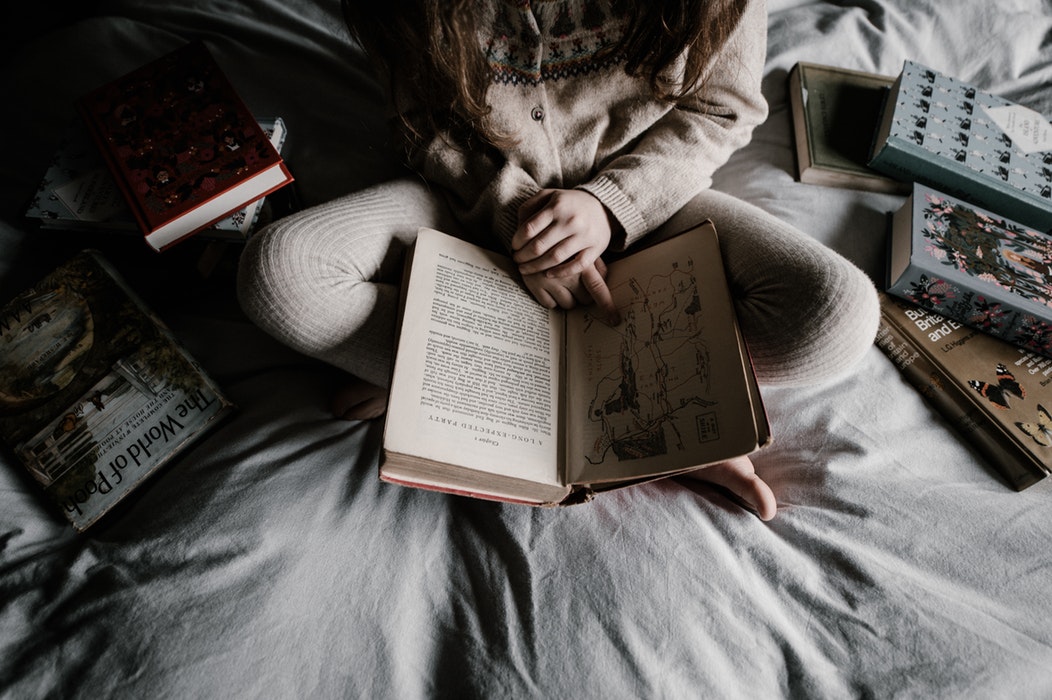 인스 타 그램을위한 가을 사진 아이디어-침대에서 책 읽기