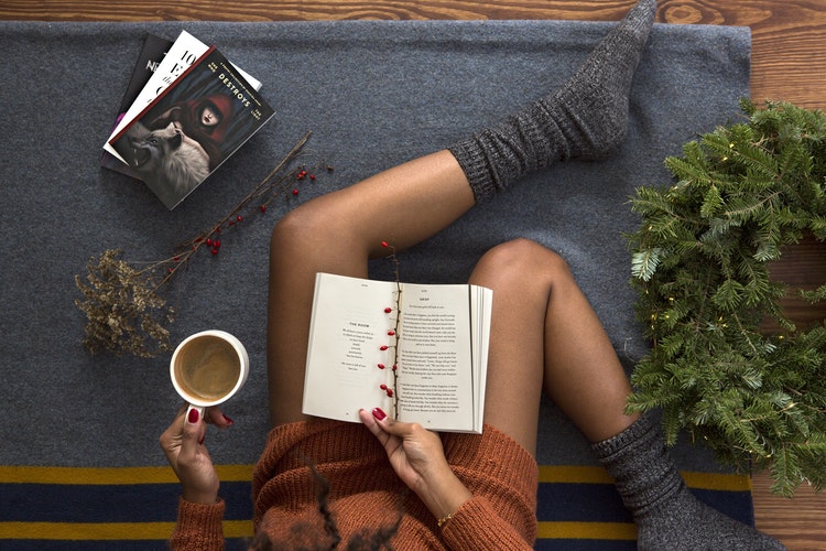 커피와 책을 가진 소녀-Instagram에 대한 가을 사진 아이디어
