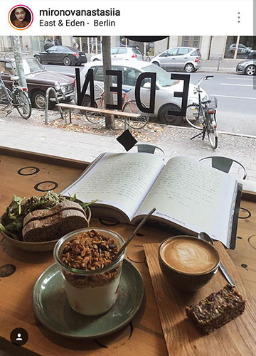Instagram에 대한 가을 사진 아이디어-카페에서 책을 읽으십시오