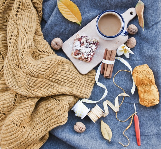 Instagram에 대한 가을 사진 아이디어-레이아웃 플랫 커피 스웨터